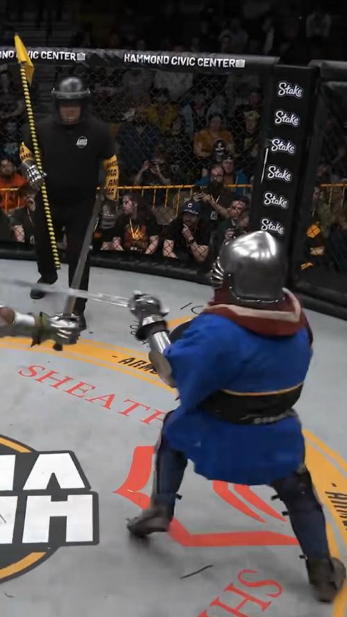 В соединённых штатах проводятся турниры Armored MMA, где бойцы выступают в полном средневековом доспехе. 01