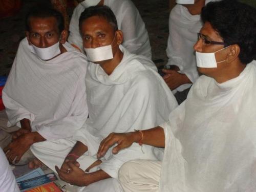 Религиозно - философское учение джайнизм проповедует отречение от земных интересов и непричинение вреда любым живым существам.