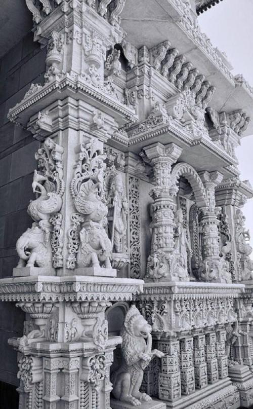 Белые мраморные арки в индийском храме (мандире. 01