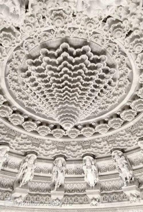 Белые мраморные арки в индийском храме (мандире. 02