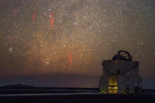 Водородные туманности млечного пути, собственное свечение атмосферы и спрайты над обсерваторией паранал в Чили! 01