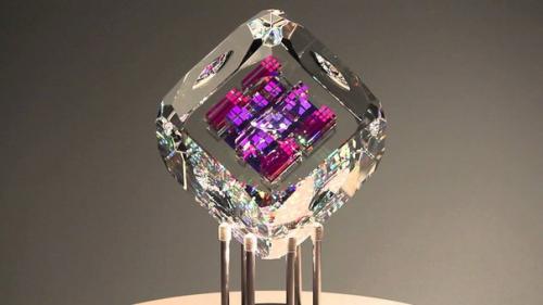 Американский скульптур Джек стормс из Калифорнии создает вот такие шедевры из дихроичного стекла. 02