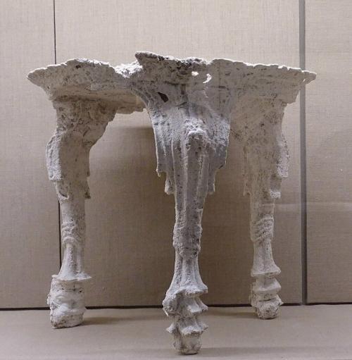 Этот гипсовый слепок резного деревянного стола вовсе не из уничтоженных Везувием Помпей.  