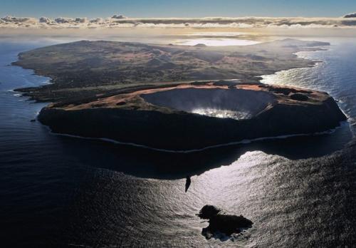 Мы привыкли видеть фотографии с острова пасхи с загадочными головами, торчащими из земли. 07