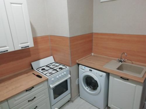 Антон савчук уже несколько лет бесплатно делает ремонты ветераном ВОВ. 03