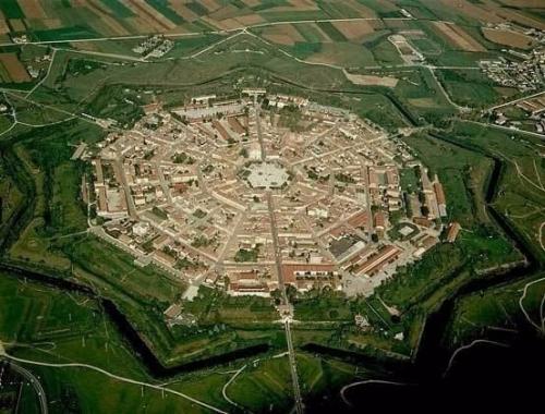 Почему город пальманова - абсолютно правильная девятиконечная звезда?