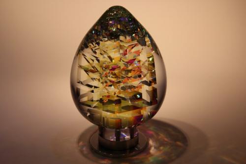 Американский скульптур Джек стормс из Калифорнии создает вот такие шедевры из дихроичного стекла. 07