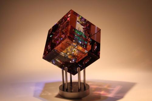 Американский скульптур Джек стормс из Калифорнии создает вот такие шедевры из дихроичного стекла. 06