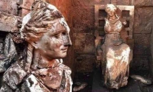 На раскопках в черноморской провинции Турции, в замке курул в орду, археологи обнаружили 2100-летнюю мраморную статую богини - матери кибелы.
