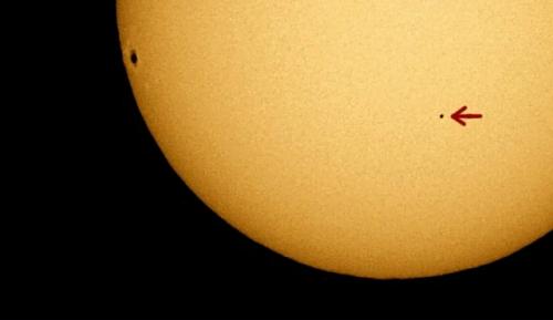 Меркурий на фоне солнца: редкий небесный спектакль.

