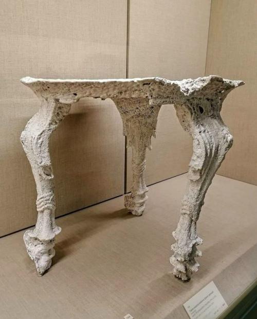 Этот гипсовый слепок резного деревянного стола вовсе не из уничтоженных Везувием Помпей. 02