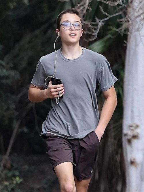 В соцсетях активно обсуждают нокса - сына Анджелины Джоли и Брэда питта. 02