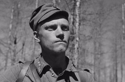 Лаури тёрни - лейтенант сил обороны Финляндии, унтерштурмфюрер СС, майор армии США. Лаури тёрни - лейтенант сил обороны Финляндии, унтерштурмфюрер СС, майор армии США.