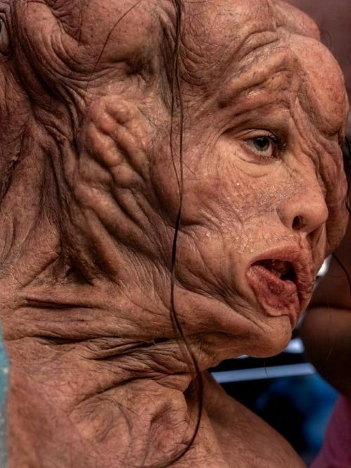 30-Летняя актриса рассказала, что съёмки в фильме обошлись ей дорого - из-за плотного слоя грима у неё начались серьёзные проблемы с кожей. 01