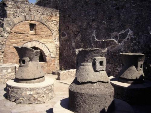 Каменные ручные мельницы.  