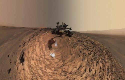 Nasa опубликовало новое селфи марсохода Curiosity на фоне дюны намиб.