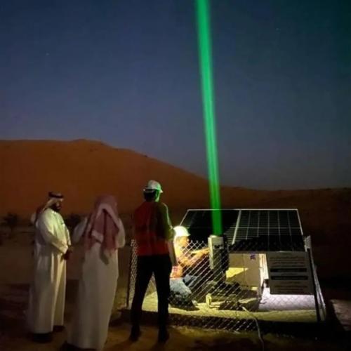 В пустыне саудовской Аравии можно встретить лазеры на солнечных батареях, которые направлены в небо. 01