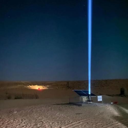 В пустыне саудовской Аравии можно встретить лазеры на солнечных батареях, которые направлены в небо. 02