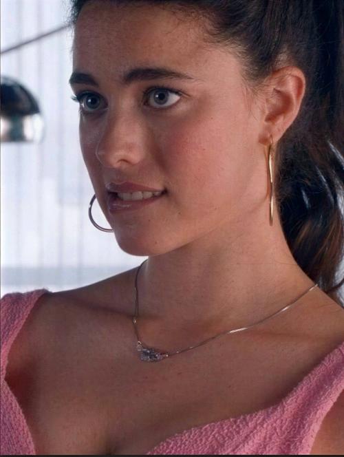 30-Летняя актриса рассказала, что съёмки в фильме обошлись ей дорого - из-за плотного слоя грима у неё начались серьёзные проблемы с кожей. 02