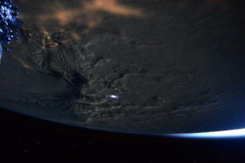 Массивную снежную бурю, накрывшую восточный берег, прекрасно видно с мкс. 02