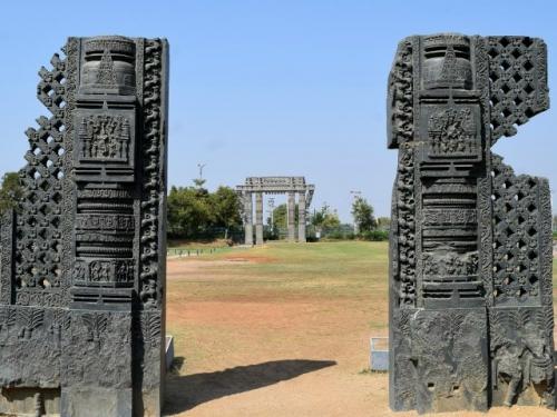 Историки заверяют, что форт варангал был построен минимум 900 лет назад.  