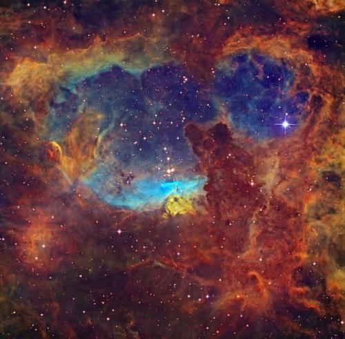 Туманность NGC 6357, расположенная на расстоянии 6500 световых лет он нас, богата массивными звездами.