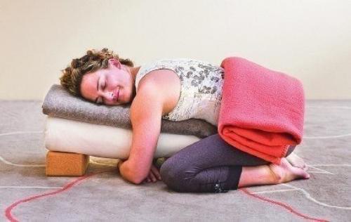 Снятие напряжения. Восстановительная йога - это пассивная практика, в которой расслабленные позы удерживаются в течение нескольких минут. 02 Снятие напряжения. Восстановительная йога - это пассивная практика, в которой расслабленные позы удерживаются в течение нескольких минут. 02