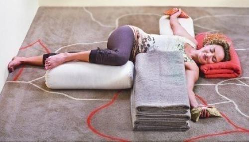 Снятие напряжения. Восстановительная йога - это пассивная практика, в которой расслабленные позы удерживаются в течение нескольких минут. 01 Снятие напряжения. Восстановительная йога - это пассивная практика, в которой расслабленные позы удерживаются в течение нескольких минут. 01