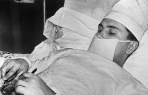 Участник антарктической экспедиции Леонид рогозов делает сам себе операцию, так как он единственный врач. 01