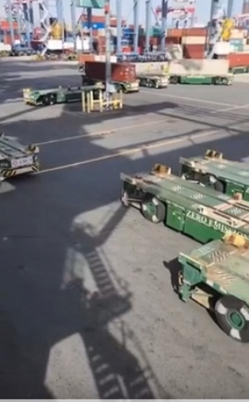 Автоматизированный терминал для контейнеров в Роттердаме.
