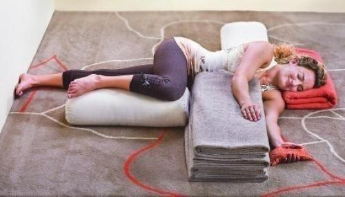 Снятие напряжения. Восстановительная йога - это пассивная практика, в которой расслабленные позы удерживаются в течение нескольких минут. Снятие напряжения. Восстановительная йога - это пассивная практика, в которой расслабленные позы удерживаются в течение нескольких минут.