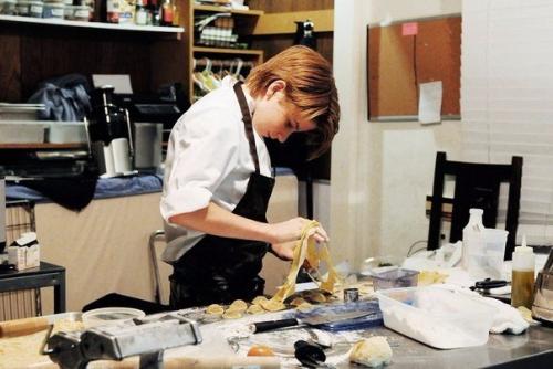 Согласно семейной легенде, флинн макгарри начал готовить на всю семью еще в 11 лет, потому что ему не нравилась готовка мамы. 02