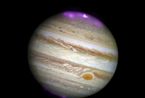 Космос.  Ученые причину возникновения Полярных Сияний на Юпитере нашли.