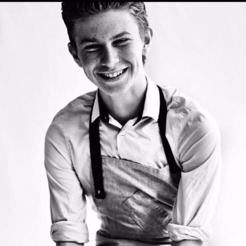 Согласно семейной легенде, флинн макгарри начал готовить на всю семью еще в 11 лет, потому что ему не нравилась готовка мамы. 01