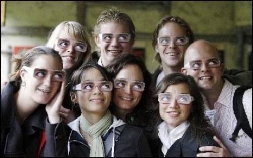 В зоопарке Роттердама посетителей заставляют надевать вот такие очки. 05