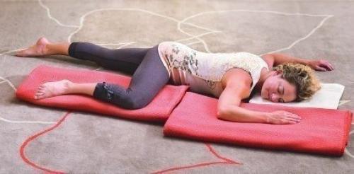 Снятие напряжения. Восстановительная йога - это пассивная практика, в которой расслабленные позы удерживаются в течение нескольких минут. 05 Снятие напряжения. Восстановительная йога - это пассивная практика, в которой расслабленные позы удерживаются в течение нескольких минут. 05