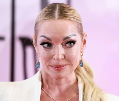 Волочкова на холод со стороны близких после операции пожаловалась. 

