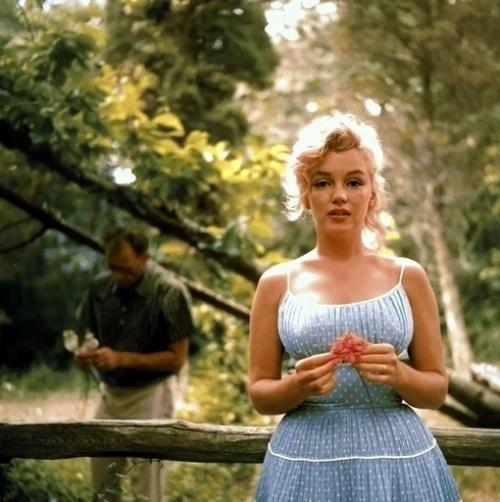 Мэрилин Монро и её муж, драматург Артур Миллер, 1957 год. 08