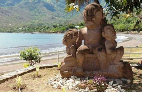 На острове нуку - Хива, входящем в маркизский архипелаг, в местечке темехеа - тохуа, найдены статуи странных существ.  