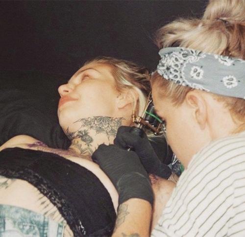 Австралийка за 7 лет превратила себя в Голубоглазого Белого Дракона. 02