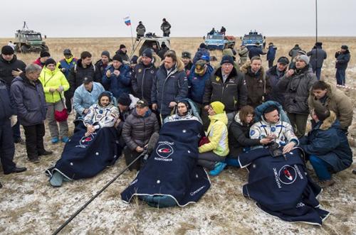С возвращением на землю! С возвращением на землю!