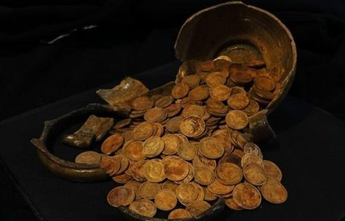 В Торжке нашли клад из 409 золотых монет российской империи.

