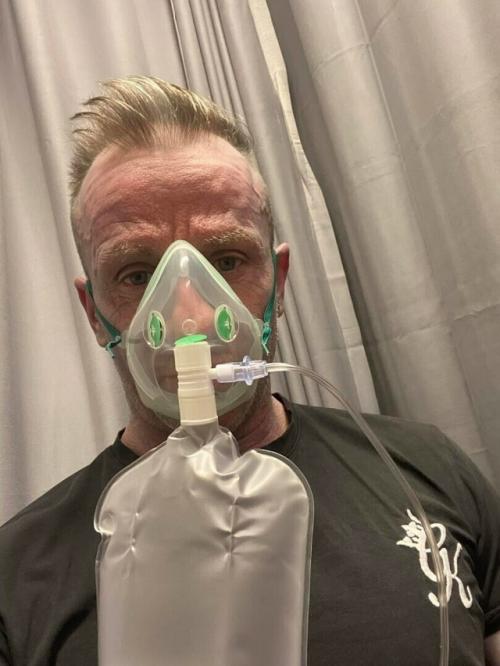 Британец, проснувшись утром, обнаружил, что полностью посинел. 01