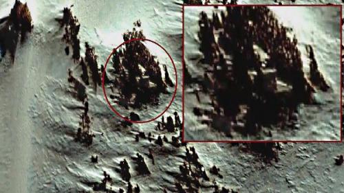 Пользователь сети нашёл в Антарктиде нечто похожее на древний город. 02