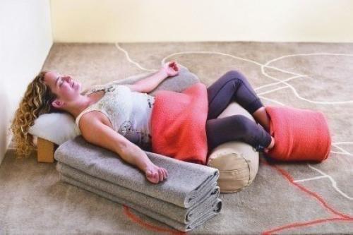 Снятие напряжения. Восстановительная йога - это пассивная практика, в которой расслабленные позы удерживаются в течение нескольких минут. 03 Снятие напряжения. Восстановительная йога - это пассивная практика, в которой расслабленные позы удерживаются в течение нескольких минут. 03