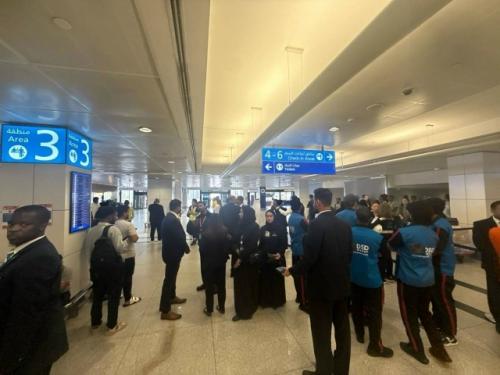 Россияне и тысячи других пассажиров застряли в аэропорту Дубая из-за новой атаки иранских бпла.  