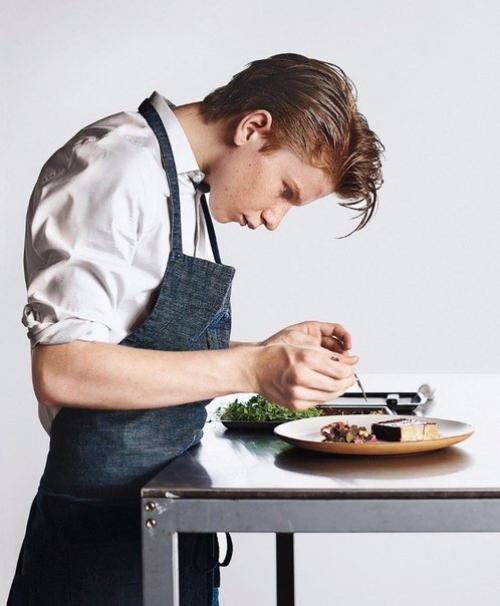 Согласно семейной легенде, флинн макгарри начал готовить на всю семью еще в 11 лет, потому что ему не нравилась готовка мамы. 03