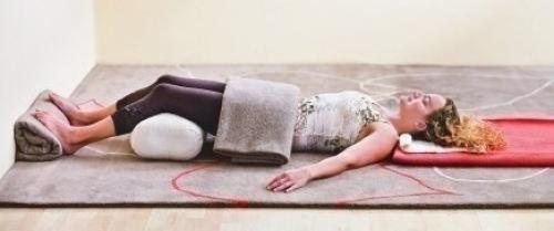 Снятие напряжения. Восстановительная йога - это пассивная практика, в которой расслабленные позы удерживаются в течение нескольких минут. 06 Снятие напряжения. Восстановительная йога - это пассивная практика, в которой расслабленные позы удерживаются в течение нескольких минут. 06