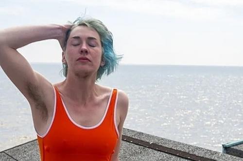 Решила и перестала брить лицо и тело на два года и прославилась в сети. 

