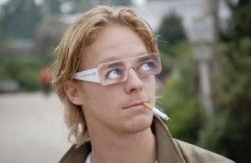 В зоопарке Роттердама посетителей заставляют надевать вот такие очки. 01